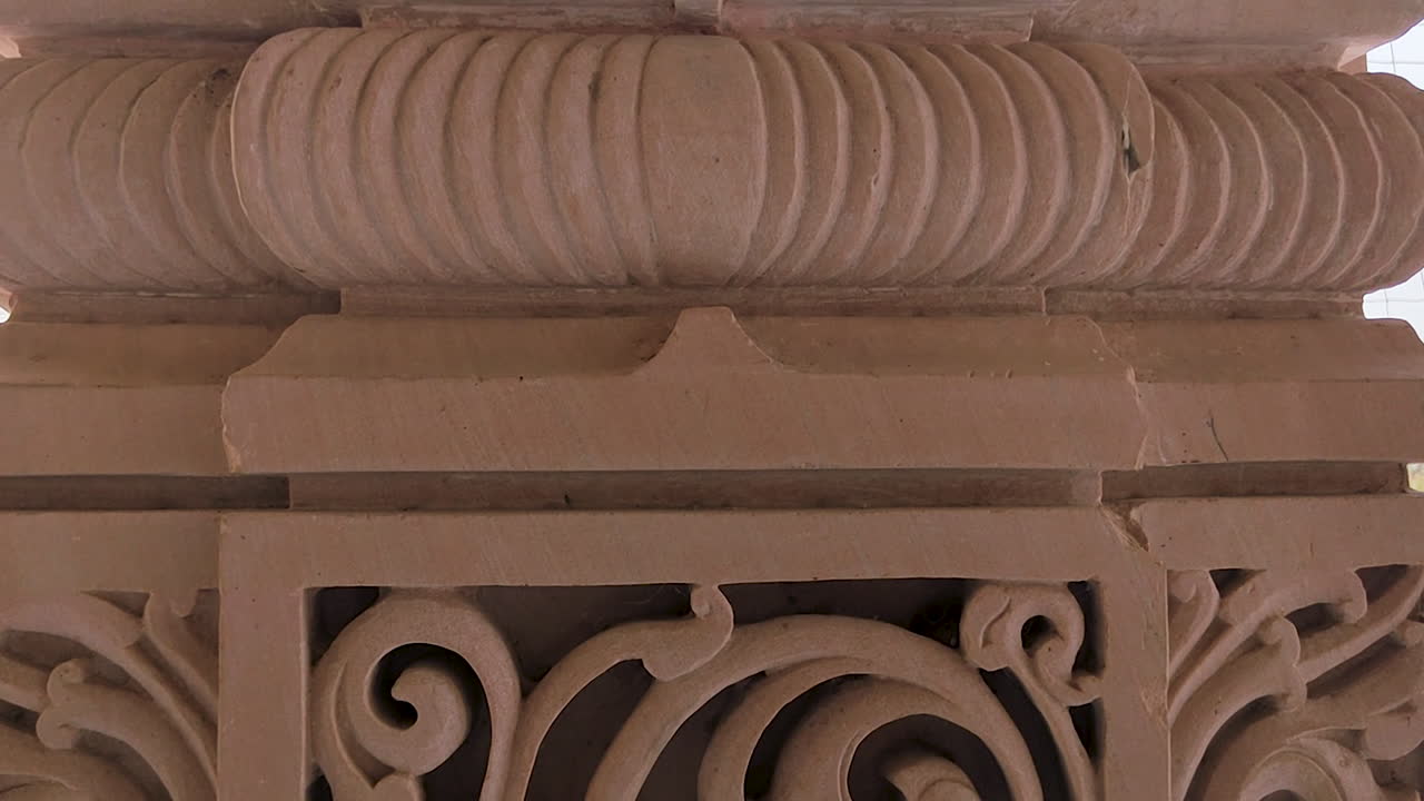 Motivo decorativo di intaglio in pietra su un pilastro del tempio, Mehsana, Gujarat, India, che mostra artigianato dettagliato, architettura tradizionale indiana, design del patrimonio culturale e texture di arte sacra