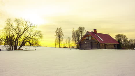 Modernes-Holzhaus-In-Kalter-Winterlandschaft-Mit-Hellem-Sonnenuntergang,-Fusion-Zeitraffer