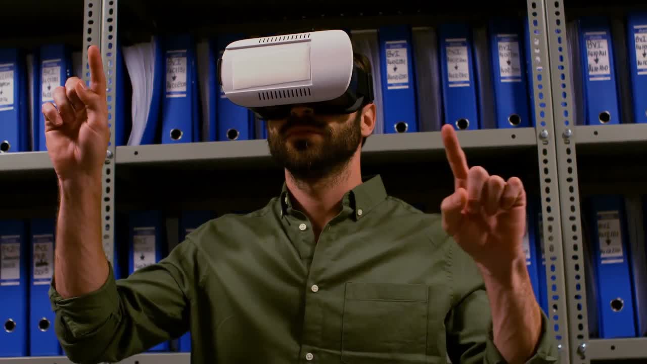 ejecutivo usando auriculares de realidad virtual