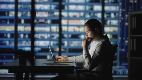 Denken-Und-Reflektieren-Sie,-Indem-Sie-Nachts-Auf-Den-Laptop-Bildschirm-Schauen.-Verwirrte-Fernarbeit