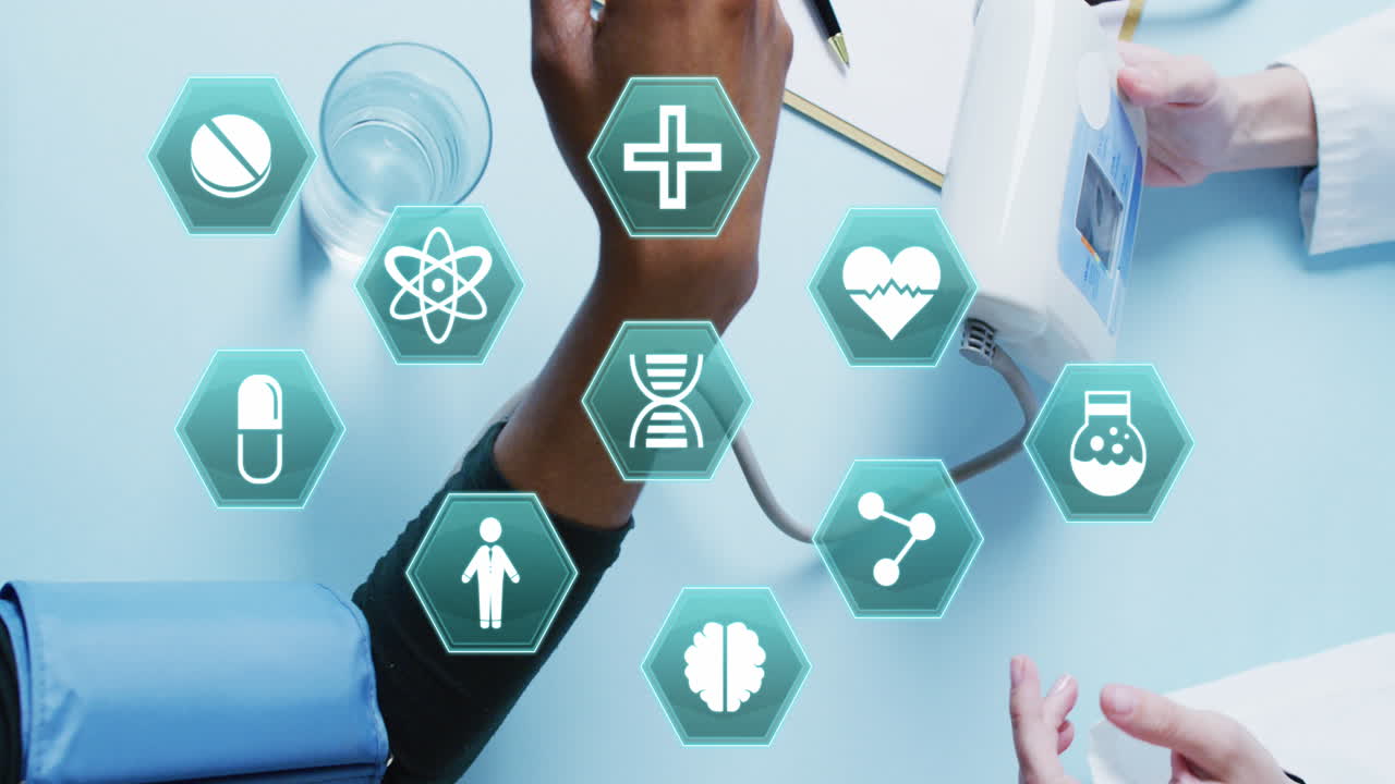 압력 측정기를 가진 백인 여성 의사 위에 의료 아이콘의 애니메이션