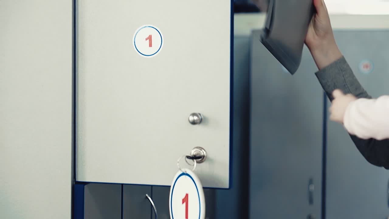 어린 소녀가 상자를 열습니다. 1