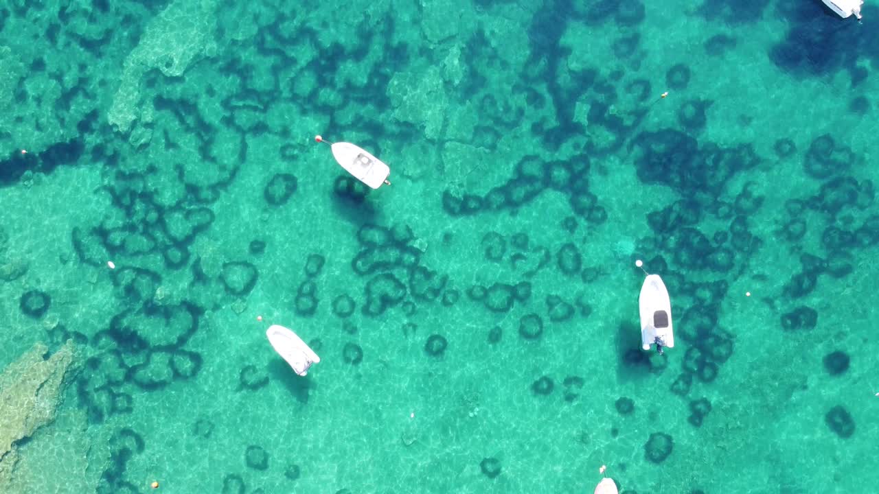 vista aerea del drone delle barche e del mare adriatico blu chiaro sull'isola di krk, in croazia