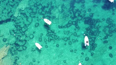 vista aérea de drones de barcos y mar adriático azul claro en la isla de krk, croacia