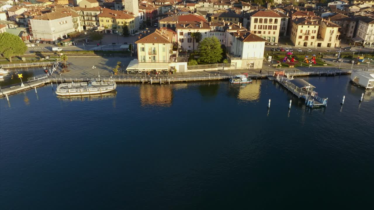 롬바르디아주 피소뉴 마을을 향해 이세오 호수 위로 공중 드론이 발사되었습니다.