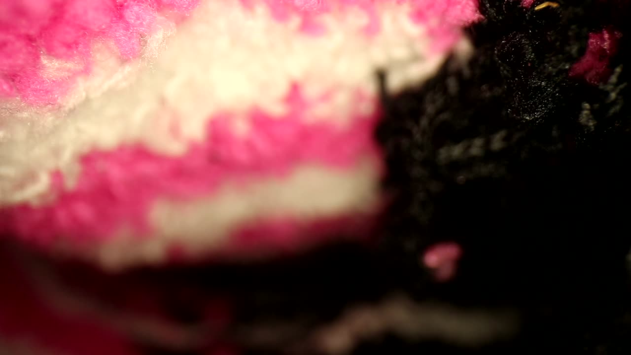Parlak pembe, beyaz ve siyah bir çorabı çıkarmak