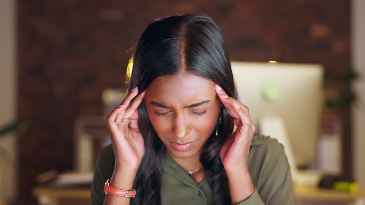 mujer, dolor de cabeza y estrés por la noche en el agotamiento