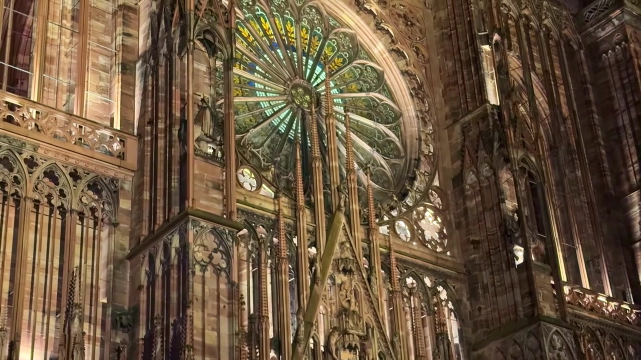 Buntglas-Rosettenfenster bei Nacht in Straßburg, Frankreich