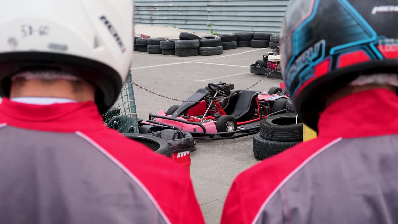 Lintasan Go-Kart dengan Orang-orang