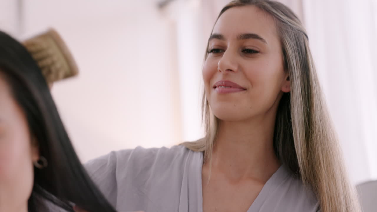 Mujeres o amigas se cepillan el pelo para el autocuidado