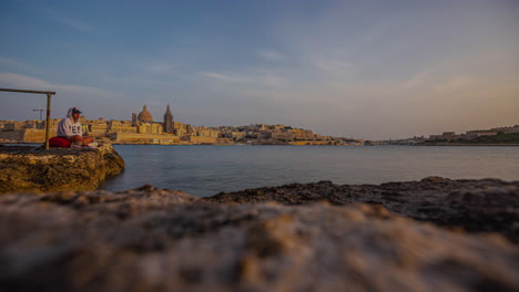 Tiro-De-Lapso-De-Tiempo-Sobre-El-Mar-Mediterráneo-En-La-Península-De-Valetta-En-Malta