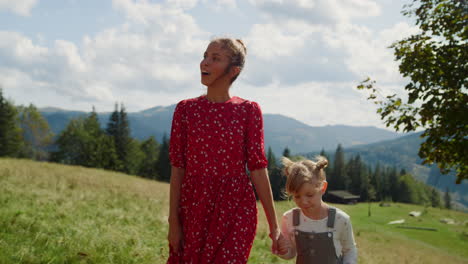 Gehende-Frau-Entspannt-Tochter-Auf-Grüner-Wiese.-Fröhlicher-Familienspaziergang,-Sonniger-Tag.