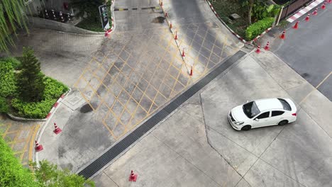 estacionamiento en un complejo de apartamentos