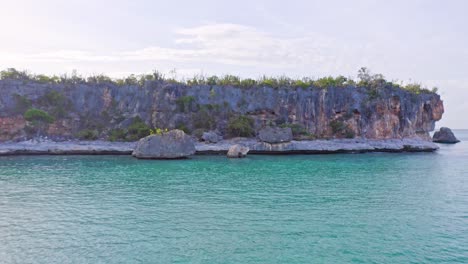 Acantilados-Escénicos-De-Piedra-Caliza-A-Lo-Largo-De-La-Costa-Caribeña,-Bahia-De-Las-Aguilas