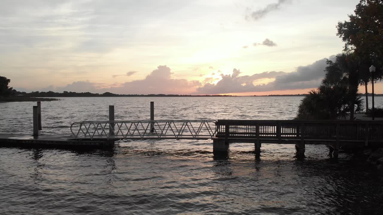 베이  ⁇  나무에 등대와 함께 마리나 보트 도크의 넓은  ⁇ 의 공중 드론을 천천히 밀어