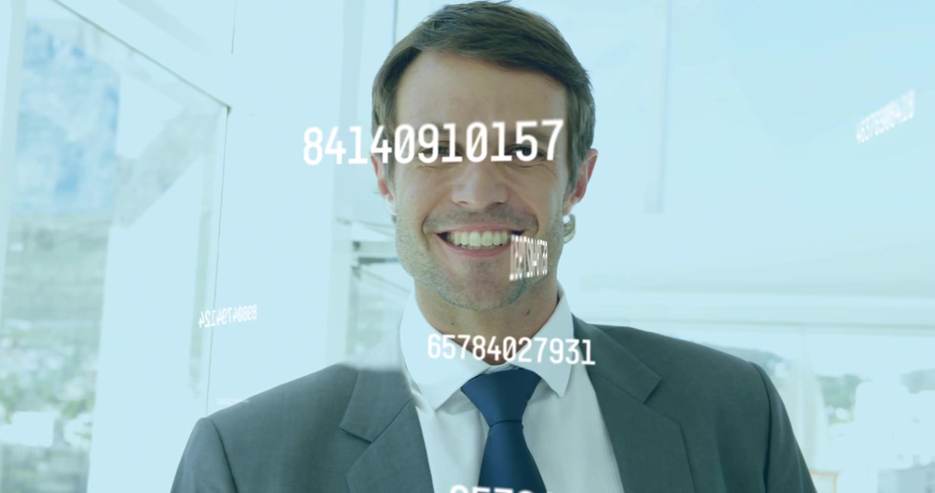 Gerente de negocios en la oficina activa superposiciones de datos en tiempo real que se desvanecen, revelando una sonrisa de confianza.