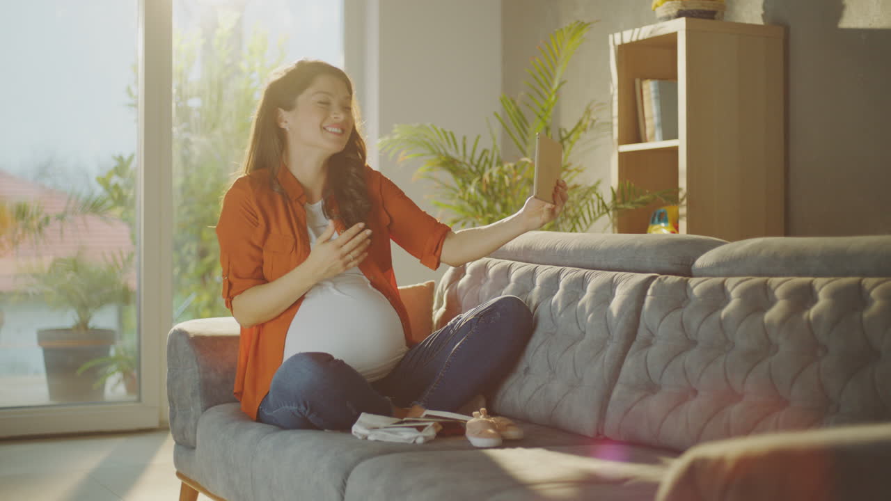 가정에서 태블릿을 사용하는 임신한 여성