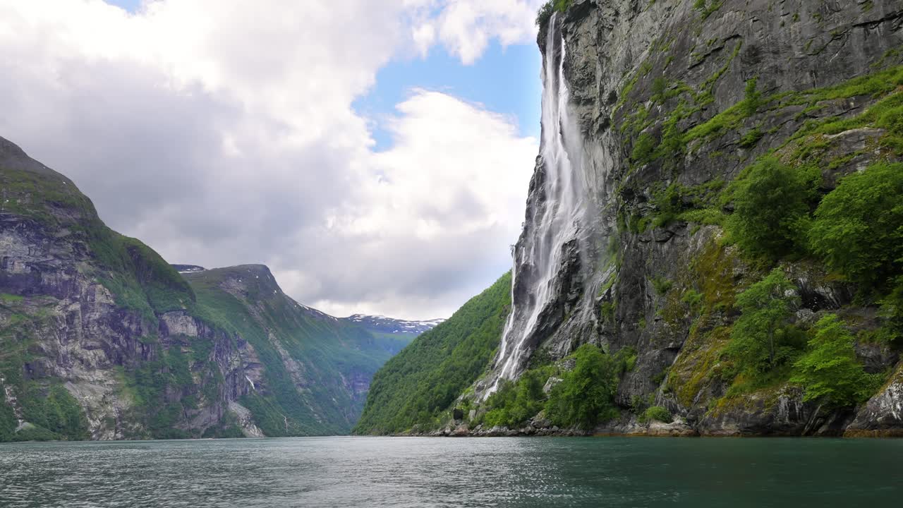 Geiranger fiyordu, Yedi Kız Kardeş şelalesi. Güzel Doğa Norveç doğal manzarası.
