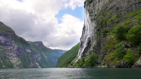 Fiordo-De-Geiranger,-Cascada-Siete-Hermanas.-Hermosa-Naturaleza-Paisaje-Natural-De-Noruega.