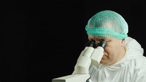 Retrato-De-Un-Científico-Que-Trabaja-Con-Un-Microscopio-En-El-Laboratorio-1