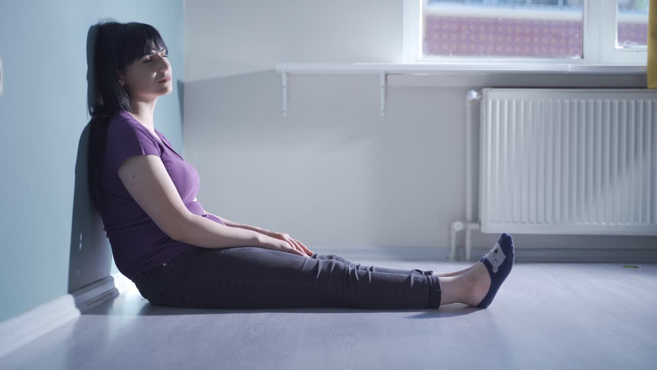 소파에 누워 있는 우울한 여자.