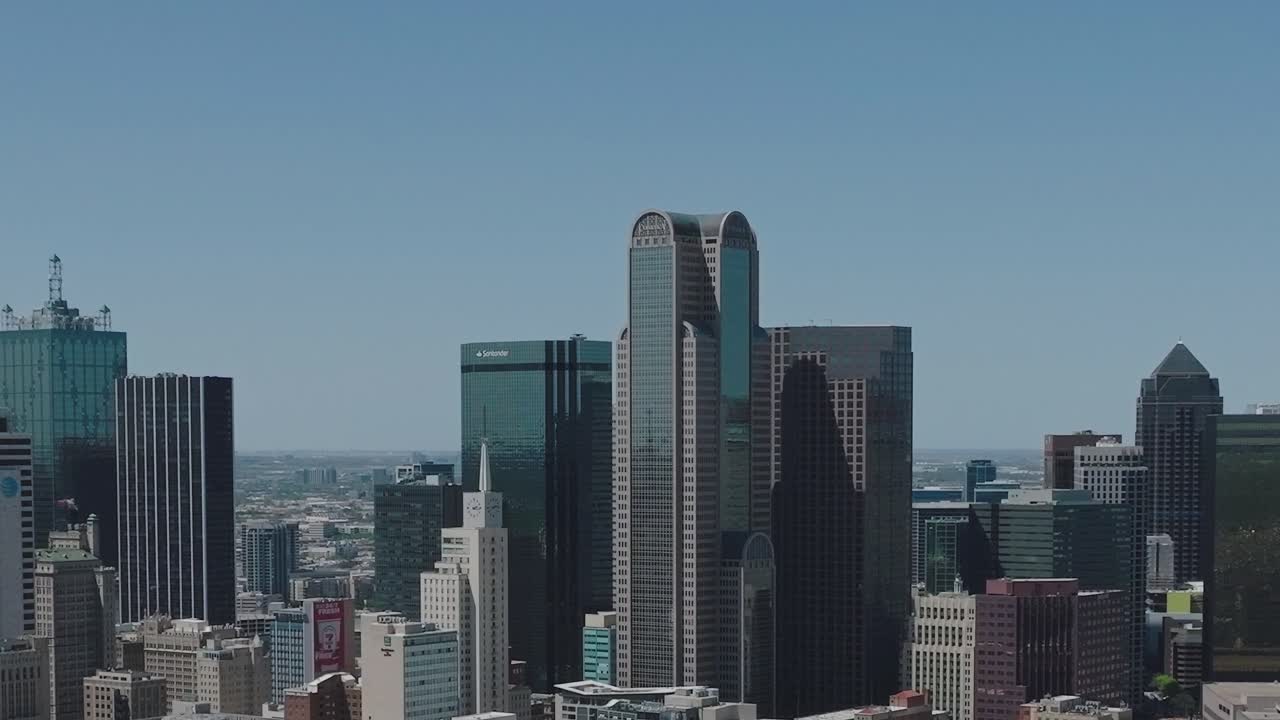 Vista do horizonte do centro de Dallas, exibindo edifícios altos e céu limpo