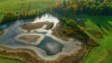 Vista-Aérea-De-Un-Estanque-En-Un-Campo-De-Cultivo-En-Otoño---Bajo-Nivel-De-Agua-Debido-A-La-Sequía