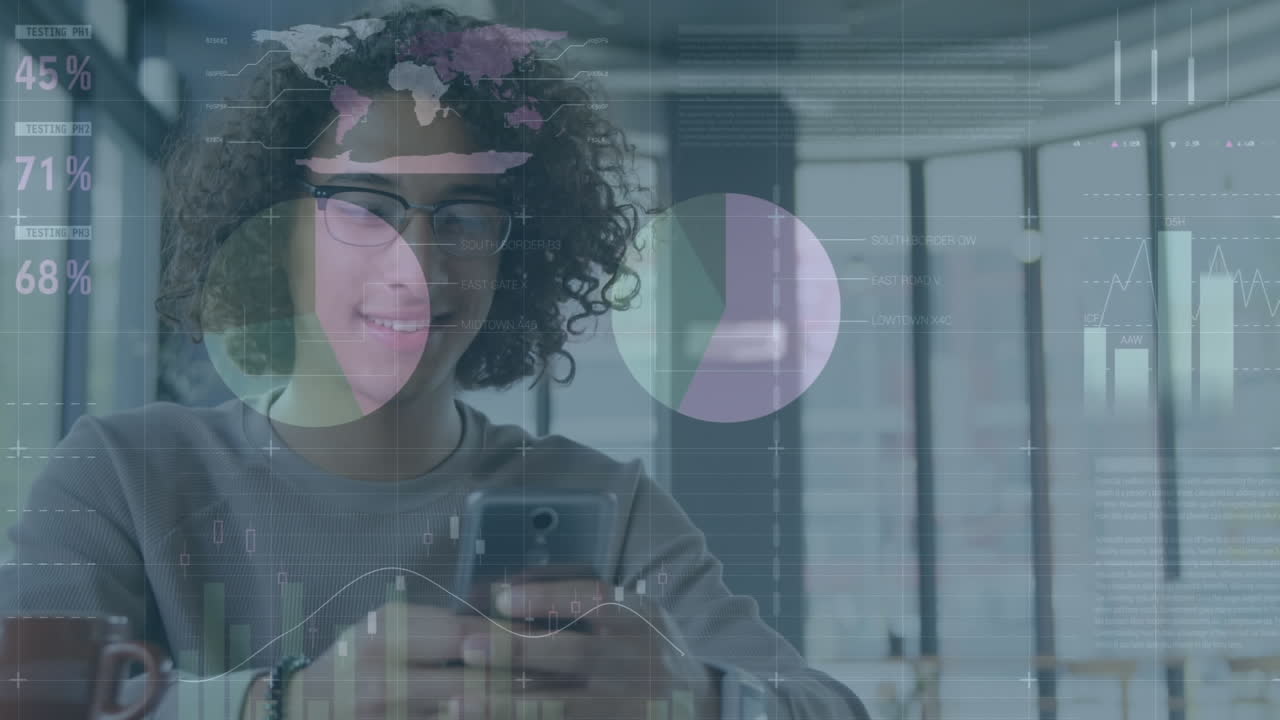 animación de procesamiento de datos estadísticos sobre un hombre biracial feliz usando un teléfono inteligente en una cafetería
