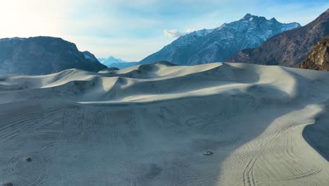 vista aérea del desierto frío de sarfaranga - valle de skardu en pakistán durante la mañana