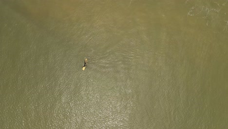 Surfista-Novato-Aprendiendo-A-Remar-En-El-Rocoso-Océano-Atlántico-Uruguay