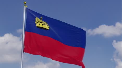 Bandera-De-Liechtenstein-Moviéndose-En-El-Viento-Con-Un-Cielo-Azul-Claro-En-El-Fondo,-Nubes-Moviéndose-Lentamente,-Asta-De-Bandera,-Cámara-Lenta