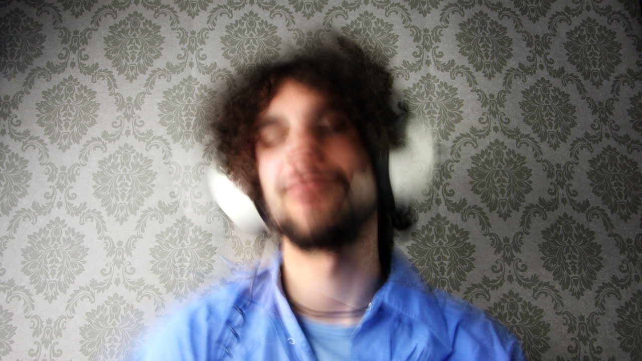 hombre auriculares 03