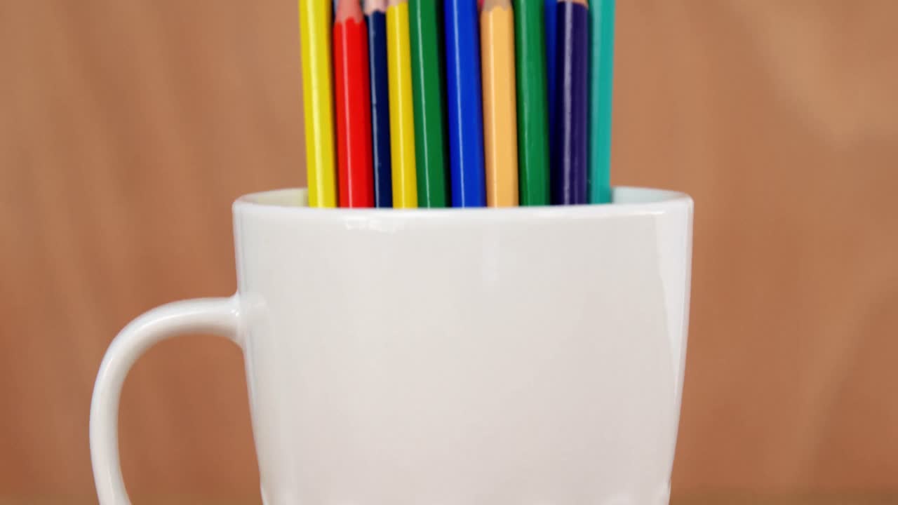 varios lápices de color dispuestos en taza
