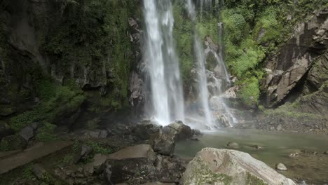 Vista-Aérea-De-La-Cascada-En-Medio-Del-Bosque-En-Kulekhani,-Nepal.