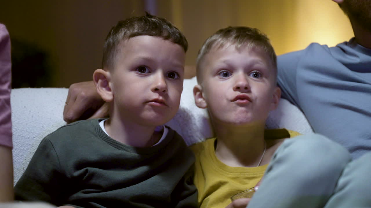 дети наслаждаются фильмом.