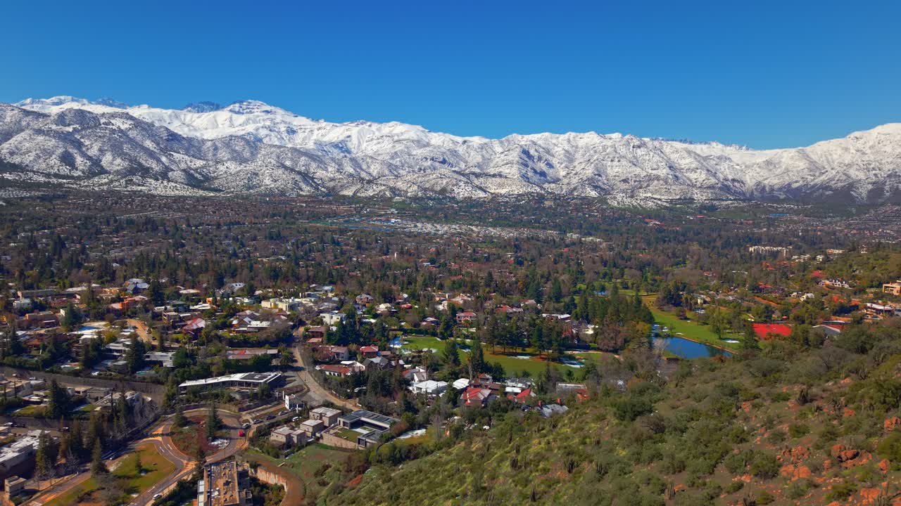 Vista aerea del distretto di Lo Barnechea a Santiago, Cile, con le Ande innevate in una giornata di sole