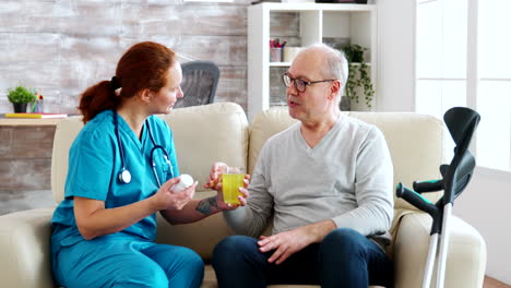 Im-Altersheim-Gibt-Die-Krankenschwester-Einem-Alten-Mann-Täglich-Tabletten