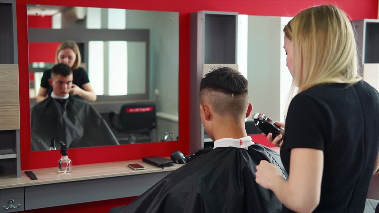 Mand der bliver klippet hos en barber