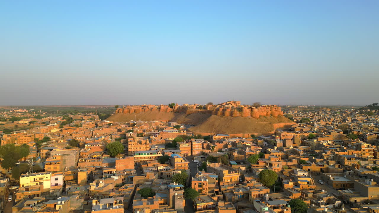 tomada en órbita del magnífico fuerte de jaisalmer, rodeado de casas tradicionales que muestran el vibrante encanto de la ciudad desértica de rajasthan, india 4k