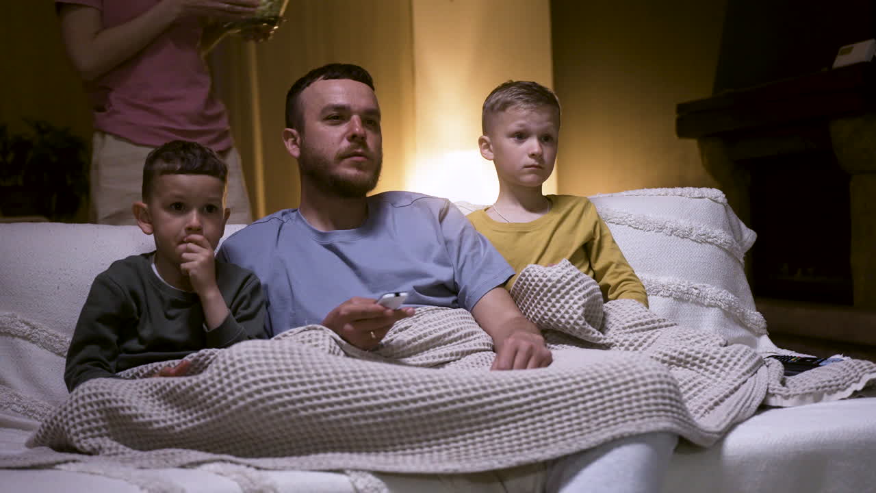 отец и сыновья смотрят фильм