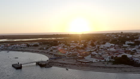 Puesta-De-Sol-Sobre-El-Muelle-Y-Casas-Frente-Al-Mar-En-La-Isla-De-Armona-A-Lo-Largo-De-La-Costa-Del-Algarve-En-Olhao,-Portugal