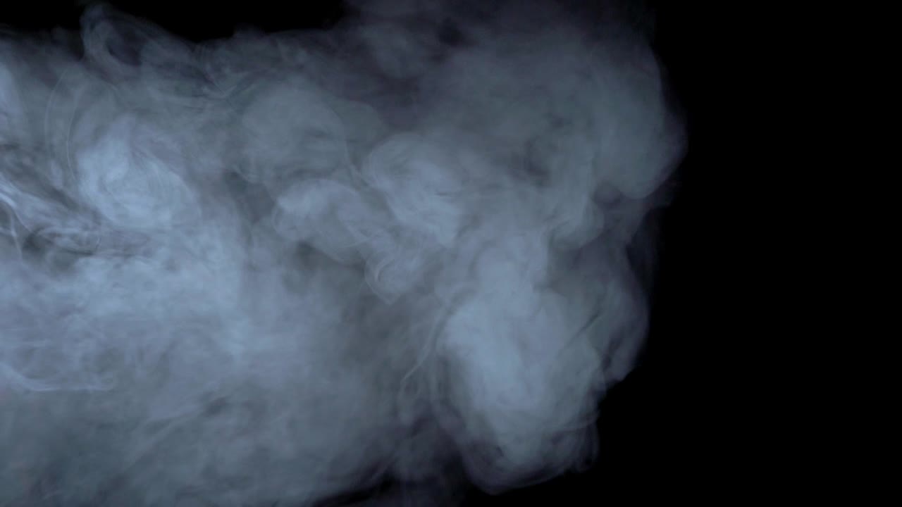 현실적인 연기, 안개, 검은 바탕에 고립 된 안개, 오버레이 효과를 혼합하는 화면 모드, 느린 동작 4k.