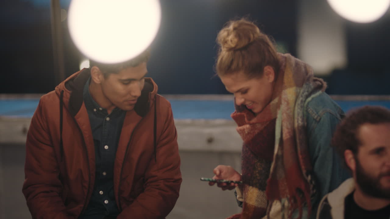 разнообразные вечеринки на крыше друзья болтают весело общаются вместе наслаждаются счастливым воссоединением вечером