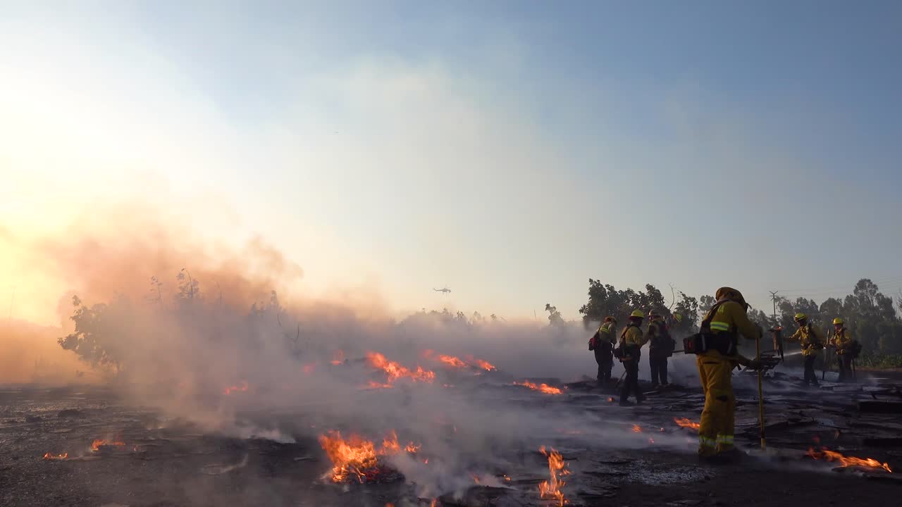 el fuego terrestre arde mientras los bomberos luchan contra una estructura en llamas durante el desastre del incendio forestal easy fire en las colinas cerca de simi valley en el sur de california 3
