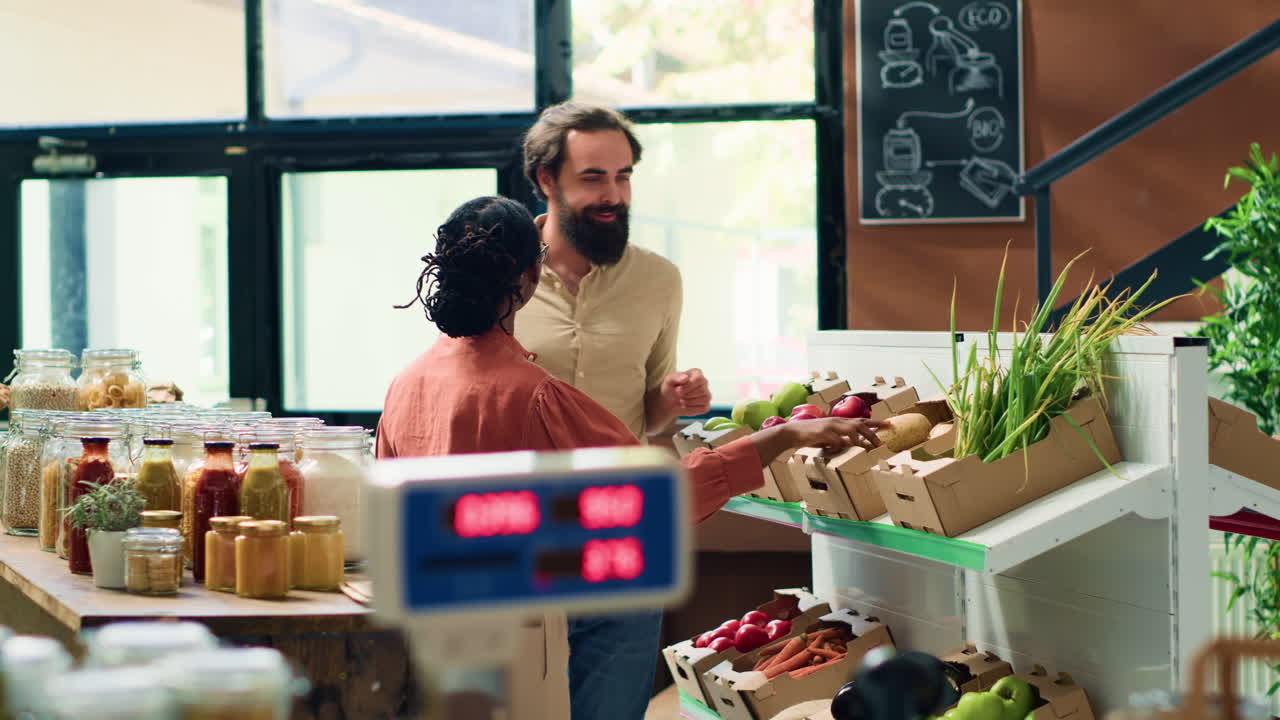 주인 에게 제품 에 대해 물어보는 부부