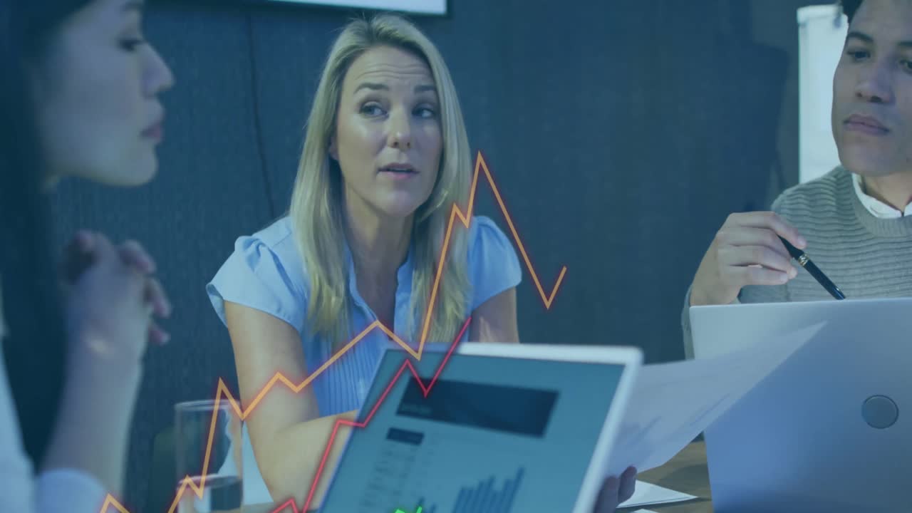 animación del procesamiento de datos financieros sobre diversas personas de negocios que trabajan en la oficina