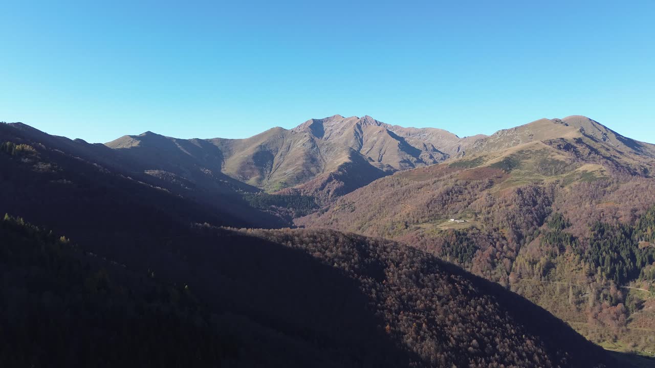 In the mountains the silence is perfect and this time the drone captures the sensations of autumn and the changing of colors that make me feel cold