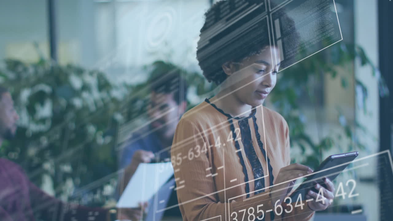 usando tablet, donna con i capelli ricci che lavora, animazione di elaborazione dei dati sopra l'ufficio