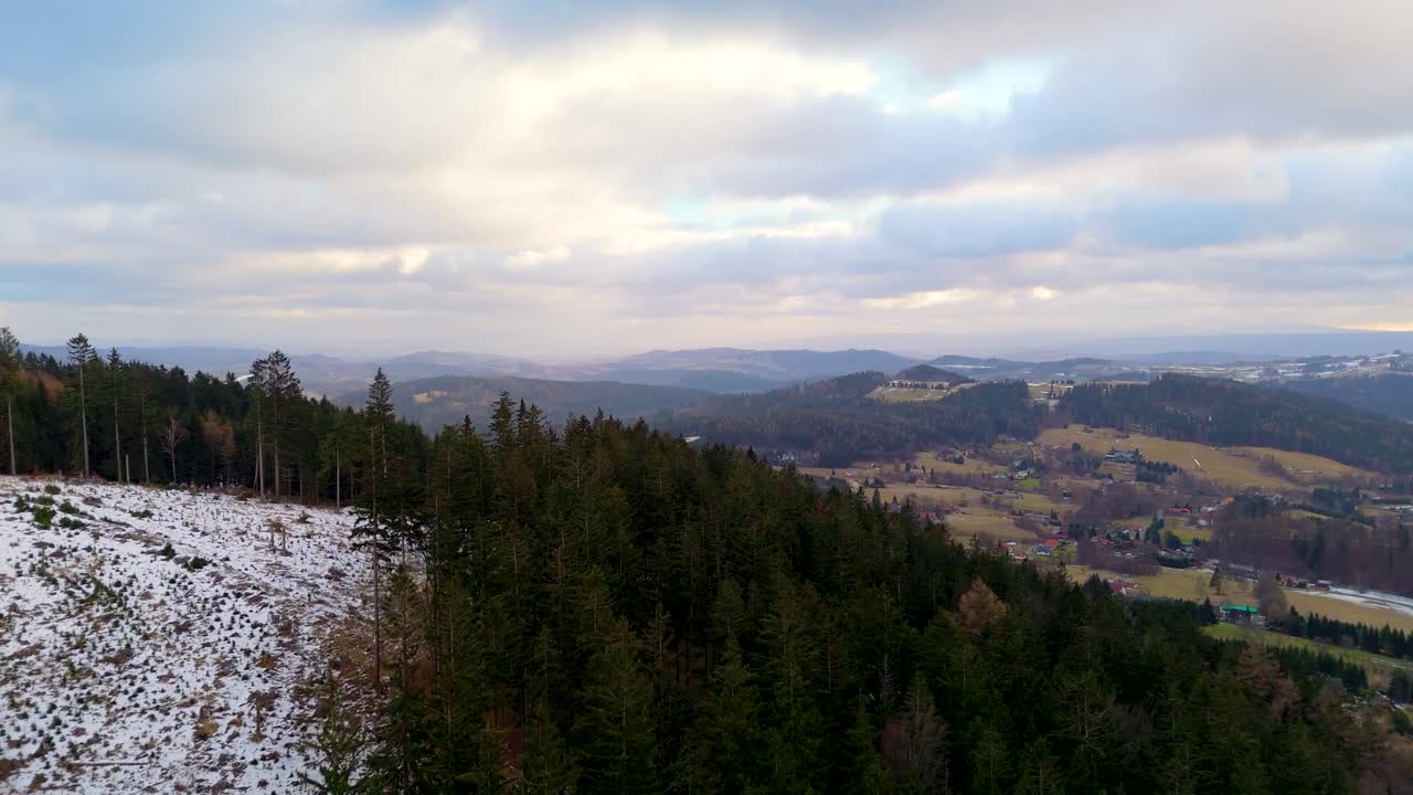 paisaje de montañas de invierno en polonia. imágenes aéreas de drones