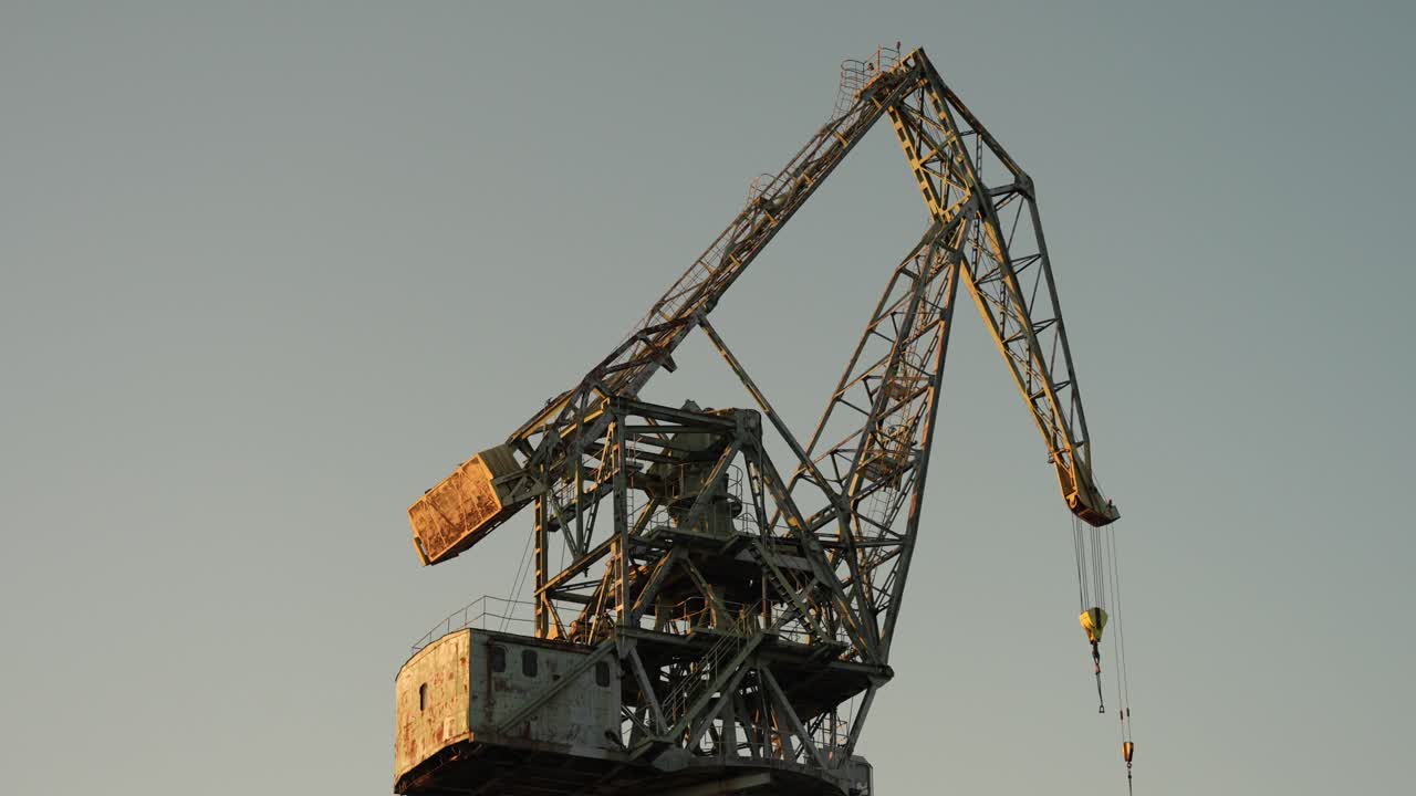 primer plano de una grúa de metal oxidado en gdansk